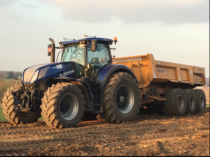 Tracteur New Holland et benne TP en chantier